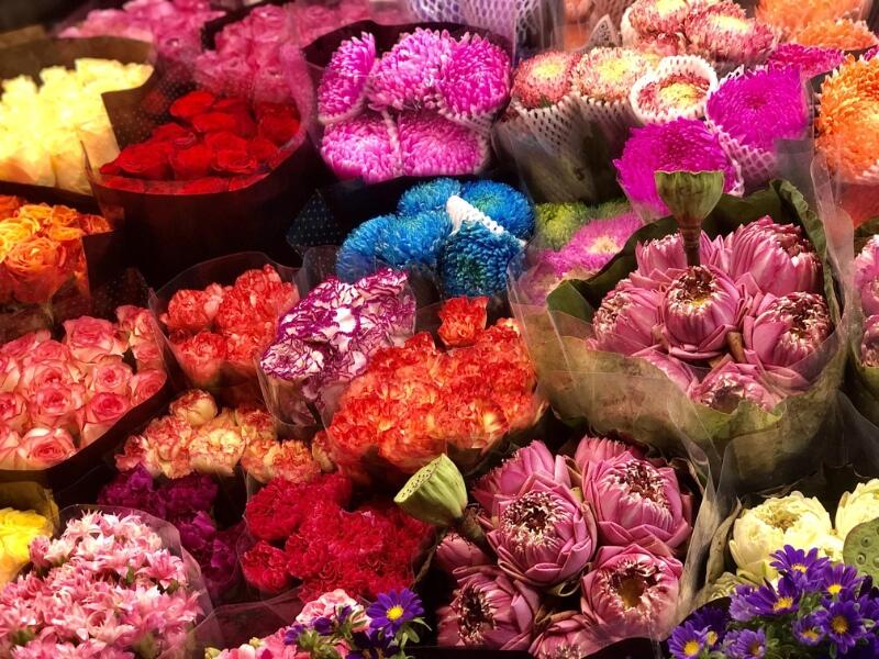 Chợ Quảng Bá là một trong những khu chợ cung cấp hoa tươi nổi tiếng nhất Hà Nội