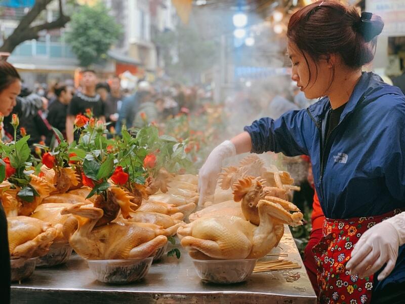 Chợ Hàng Bè chủ yếu tập trung các gian hàng đồ ăn chế biến sẵn thơm ngon
