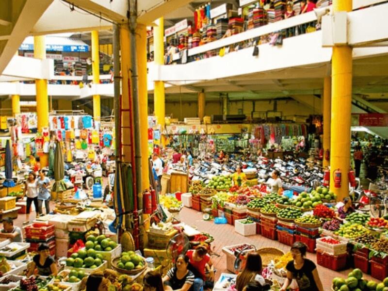 Chợ Hôm là khu chợ nổi tiếng ở Hà Nội