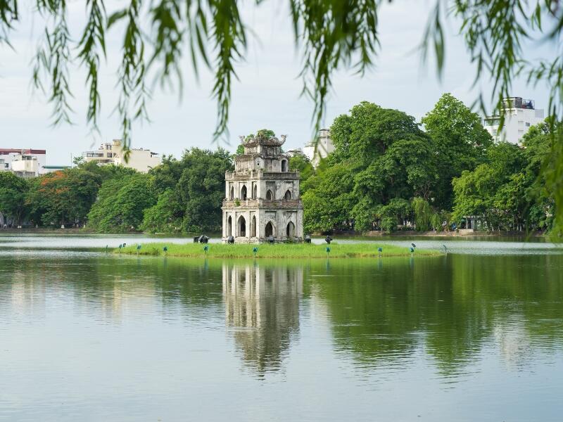 Hồ Hoàn Kiếm nằm ngay tại trung tâm thủ đô Hà Nội - địa điểm check-In Instagram