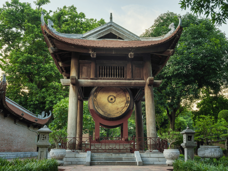 Quốc Tử Giám là trường đại học đầu tiên của Việt Nam, là nơi đào tạo các quan lại và bồi dưỡng nhân tài