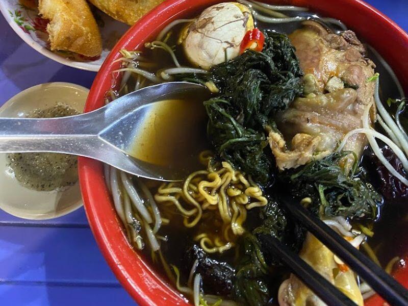 Quán Mì gà tần cây si