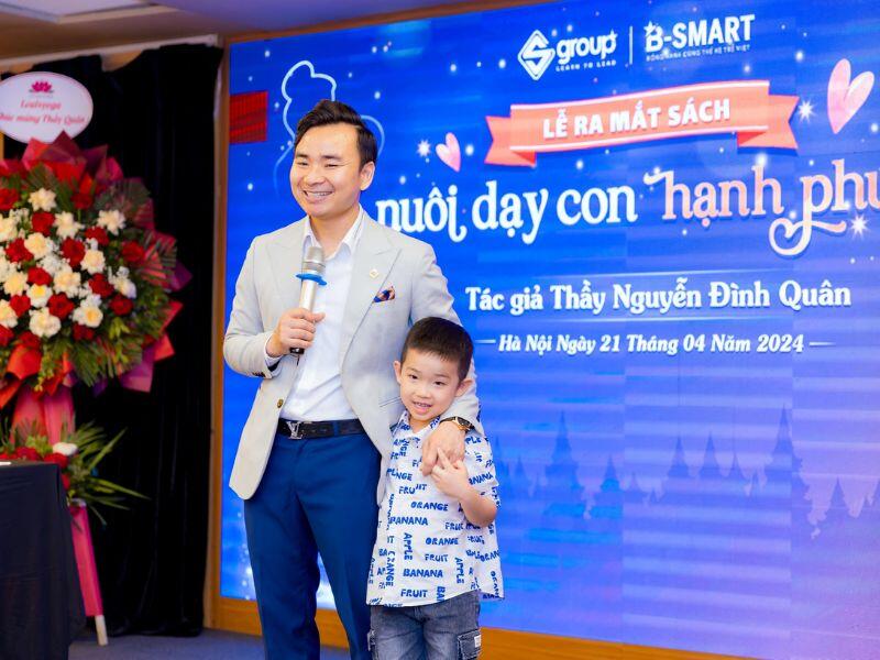 Tác giả Nguyễn Đình Quân cùng con trai Happy trong buổi lễ ra mắt sách ngày 21/2/2024