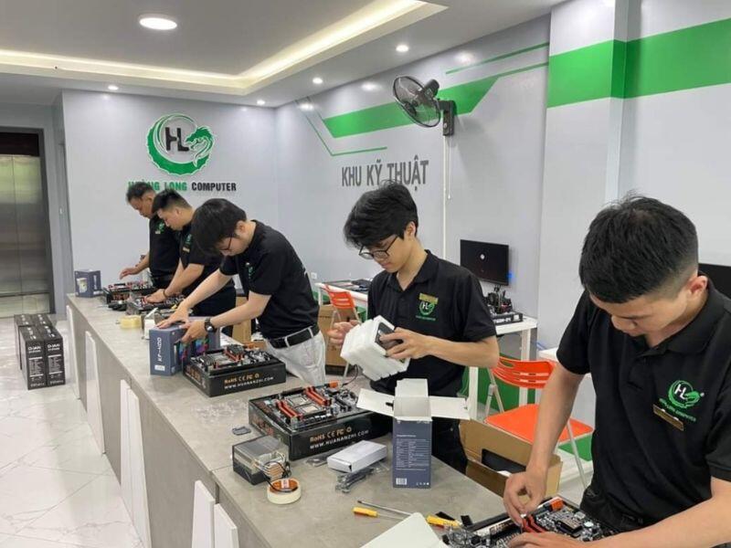 Đội ngũ kỹ thuật viên làm việc chuyên nghiệp chăm chỉ