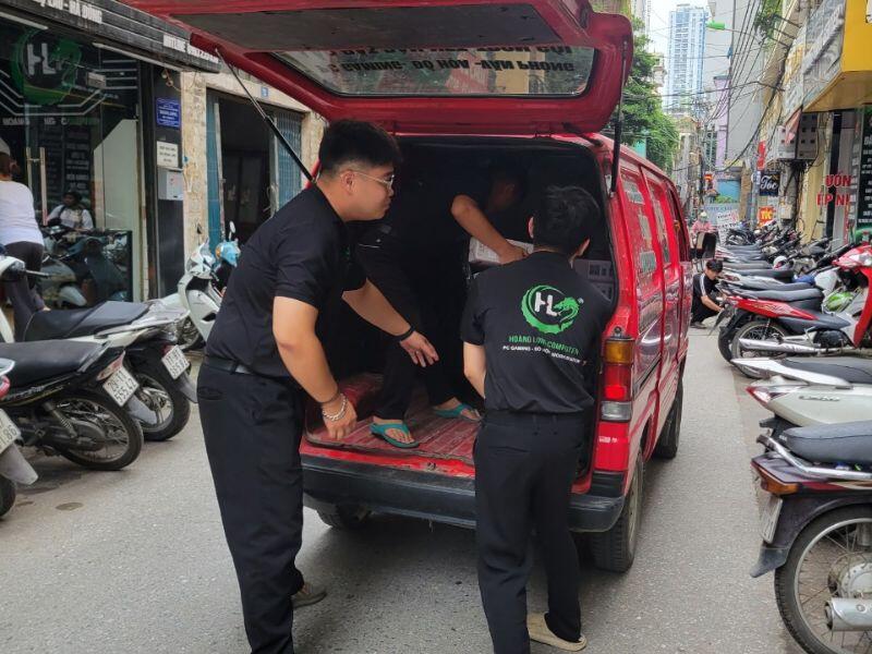Nhân viên hỗ trợ giao hàng cho khách hàng