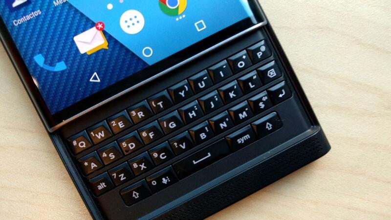 BlackBerry không còn tự sản xuất điện thoại