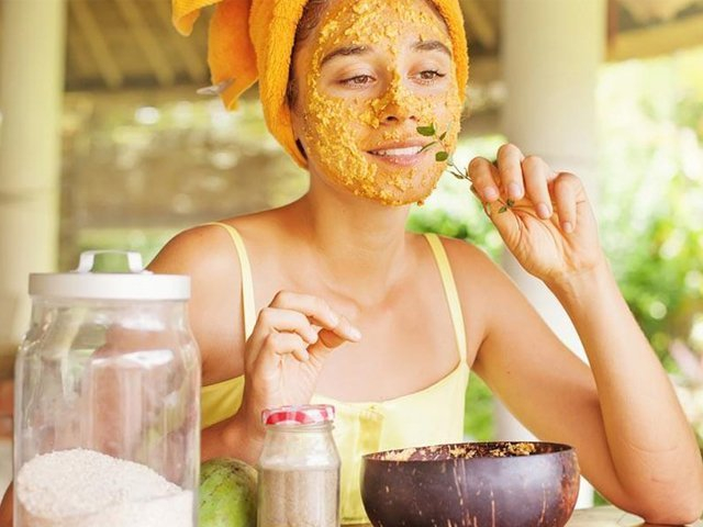 Trị mụn thâm, làm mờ sẹo cùng bột nghệ