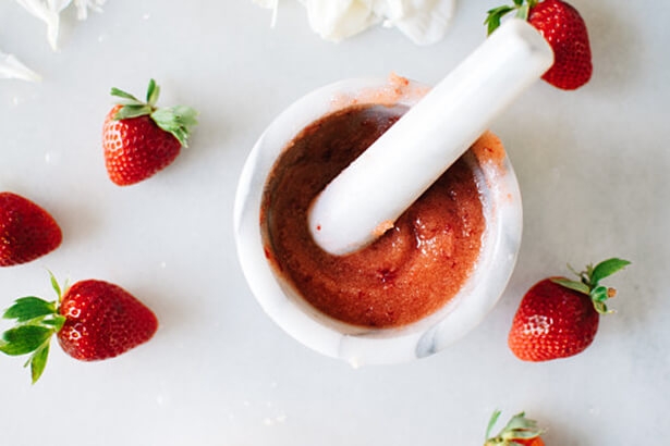Giúp da mịn màng với Scrub dâu tươi