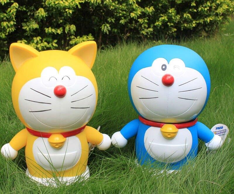 Tại sao Doraemon có màu xanh và mất cả hai tai?