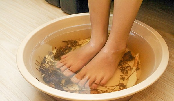 Ngâm chân nước nóng