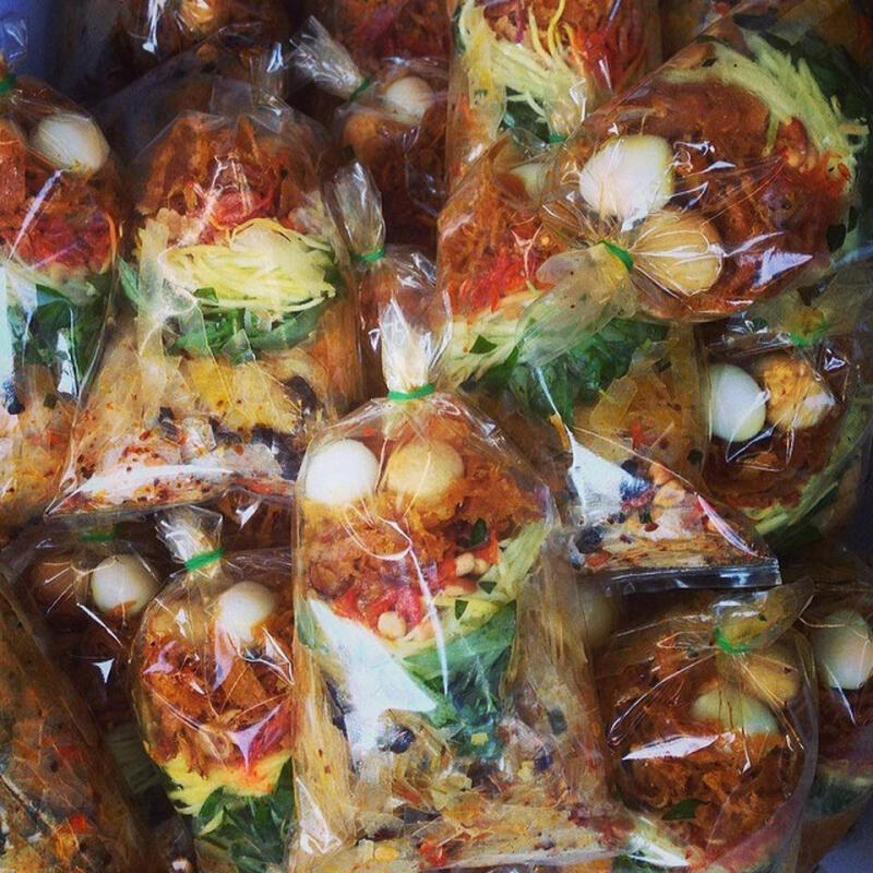 Phố bánh tráng trộn Nguyễn Thượng Hiền