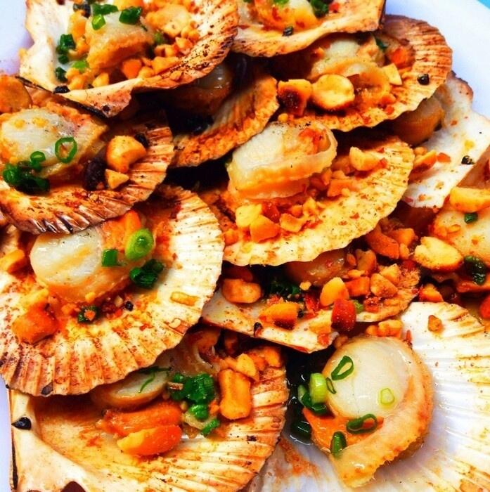 Phố hải sản và gỏi cá mai trên đường Tháp Bà