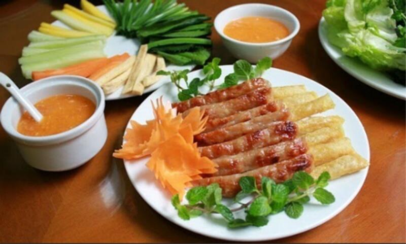 Phố nem nướng trên đường Lê Lợi
