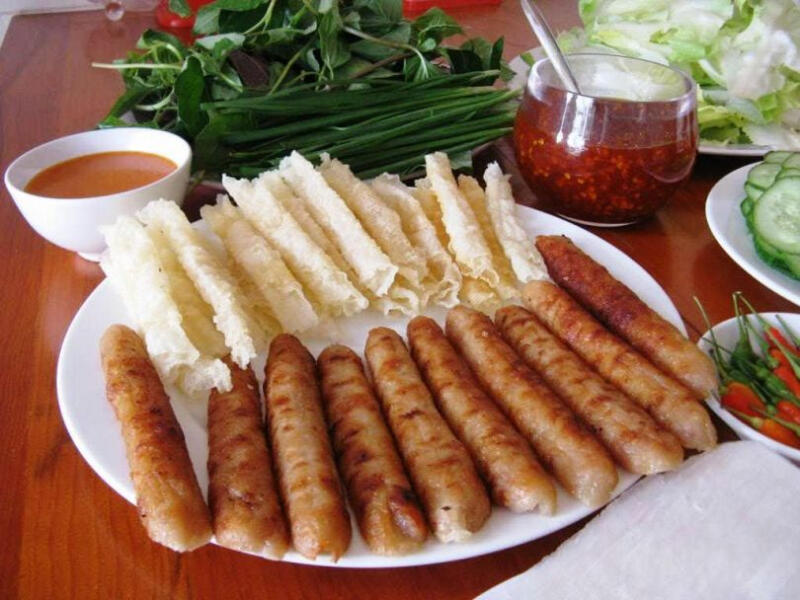 Phố nem nướng trên đường Lê Lợi