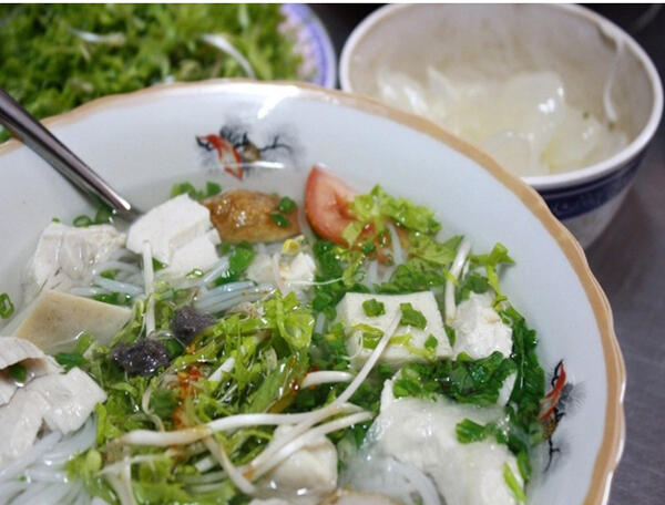 Phố bún lá cá dầm và bánh canh chả cá trên đường Phan Bội Châu