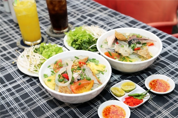 Phố bún lá cá dầm và bún sứa trên đường Yersin
