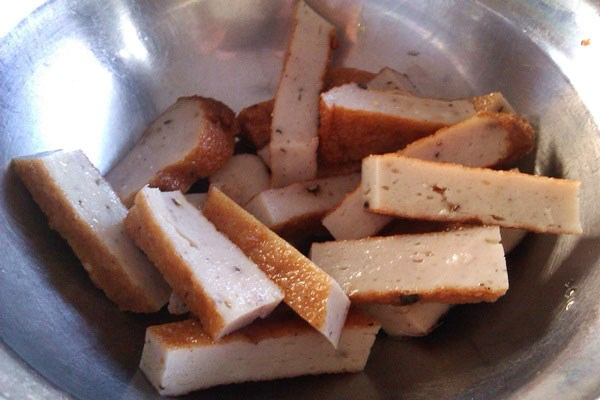Phố bánh canh chả cá trên đường Ngô Gia Tự