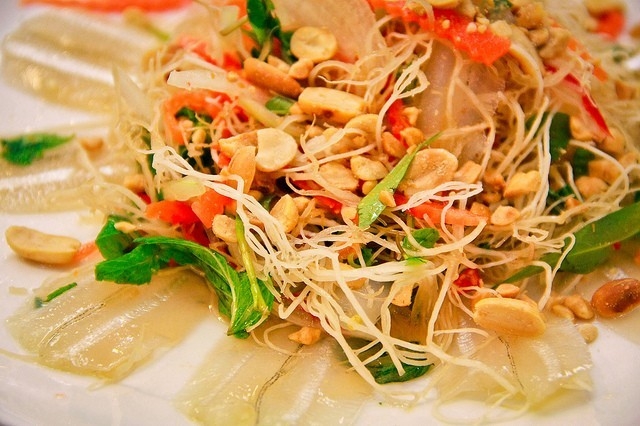 Phố gỏi cá mai trên đường Ngô Sĩ Liên