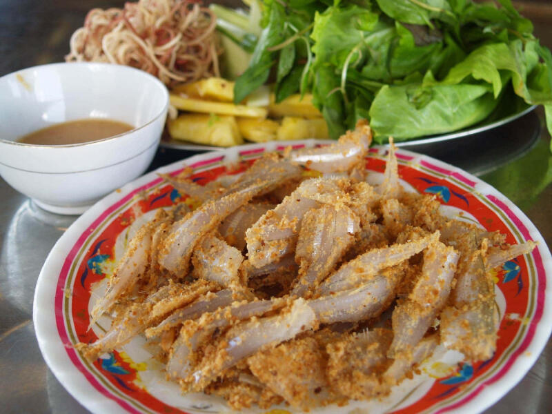 Phố gỏi cá mai trên đường Ngô Sĩ Liên