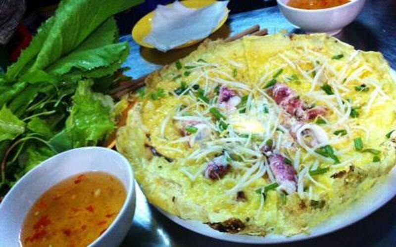 Phố bánh xèo chảo Nha Trang trên đường Tô Hiến Thành