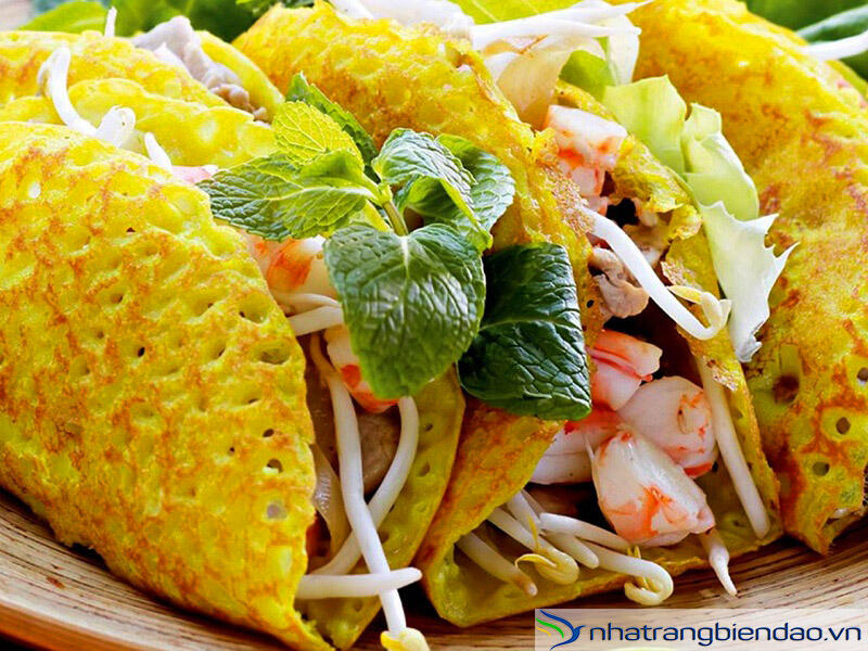 Phố bánh xèo chảo Nha Trang trên đường Tô Hiến Thành