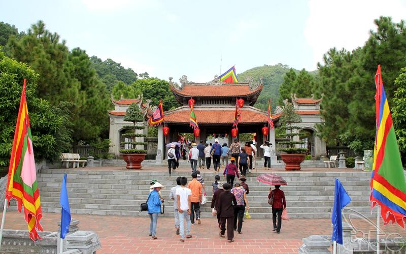 Thăm đền thờ Nguyễn Trãi và danh thắng Côn Sơn