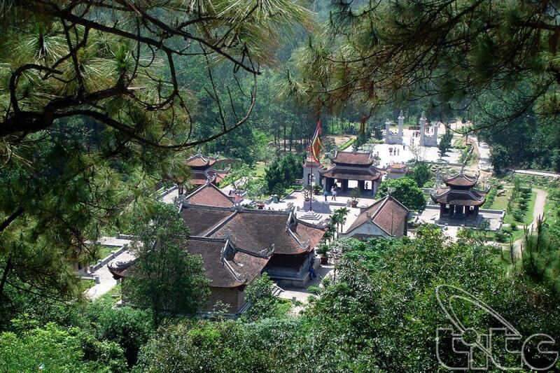 Thăm đền thờ Nguyễn Trãi và danh thắng Côn Sơn