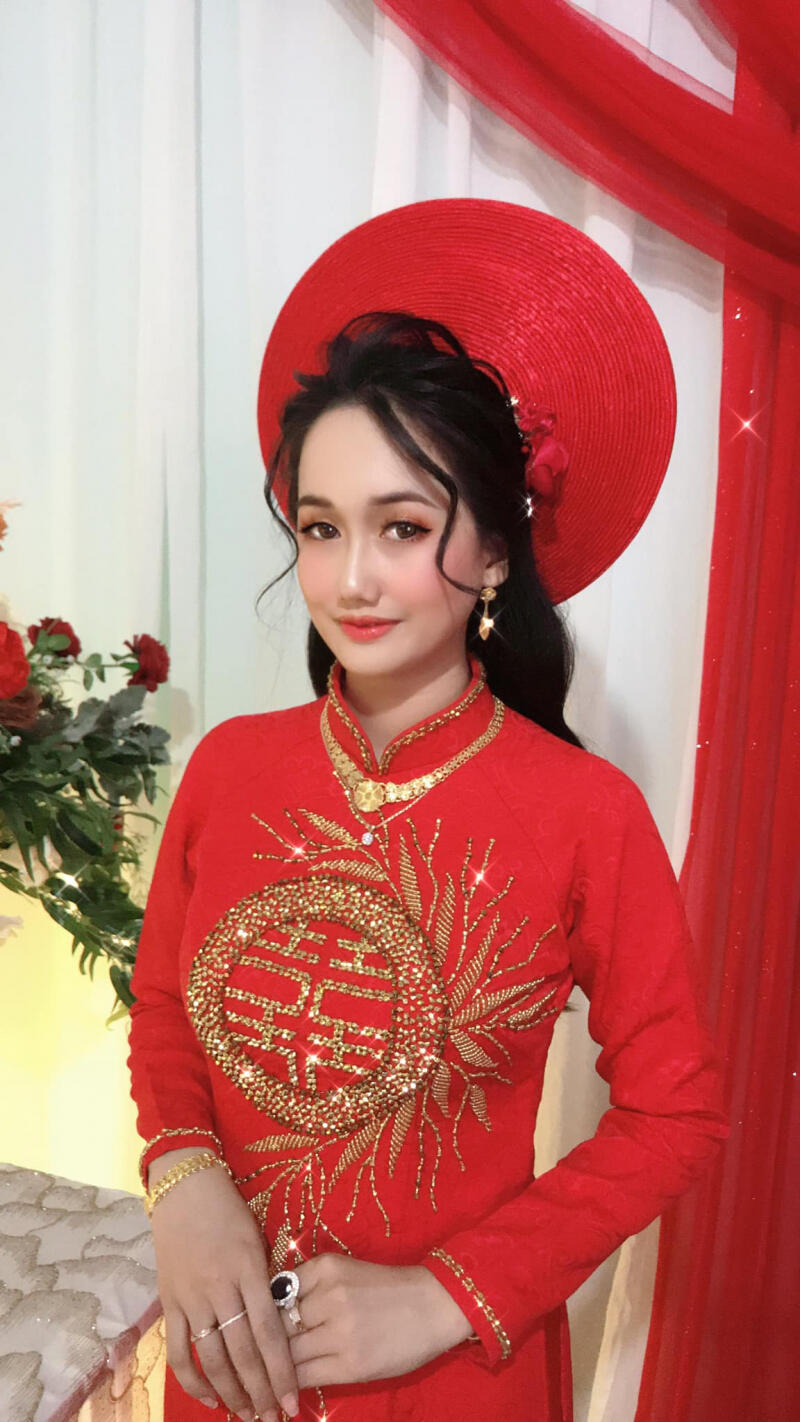 Elly Võ makeup