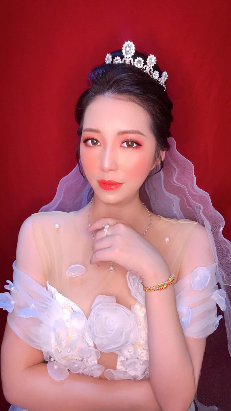 Elly Võ makeup