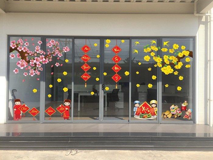 Trang trí cửa kính nhà ngày Tết