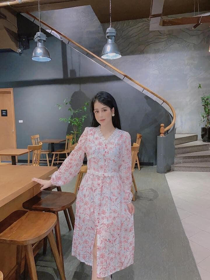Pretty girl shop