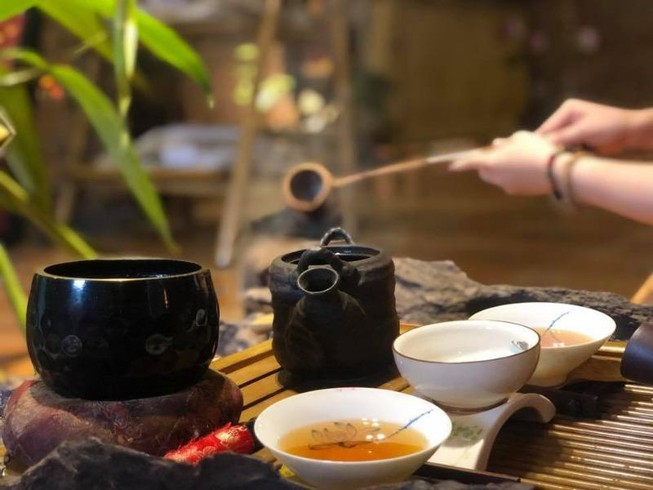 Uống trà xanh