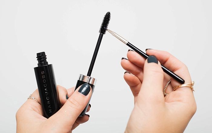 Dùng mascara kẻ mắt