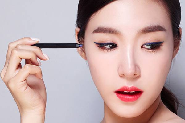 Dùng muỗng để kẻ mắt mèo