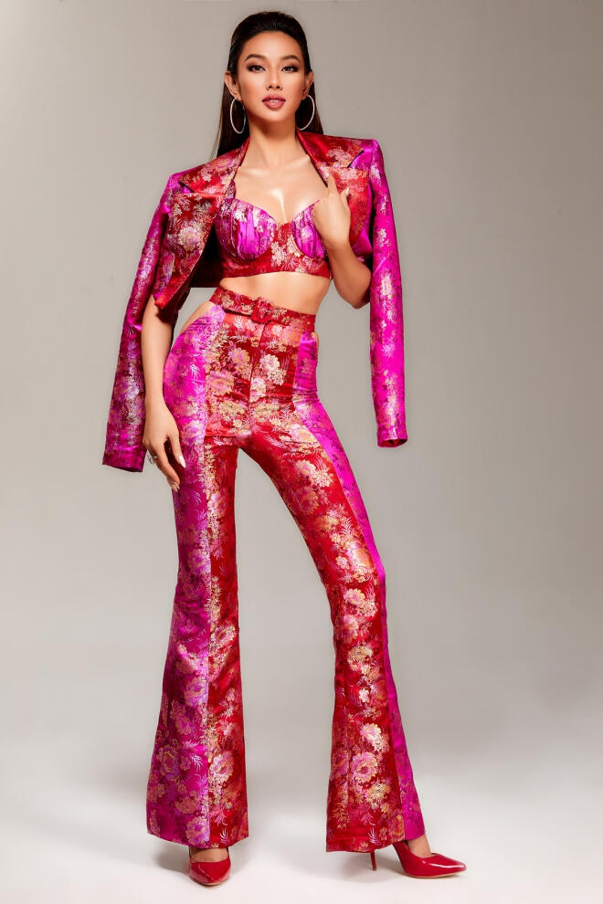 Thùy Tiên đọ sắc đại diện Thái Lan tại vòng phỏng vấn Miss Grand International 2021 (25/11/2021)