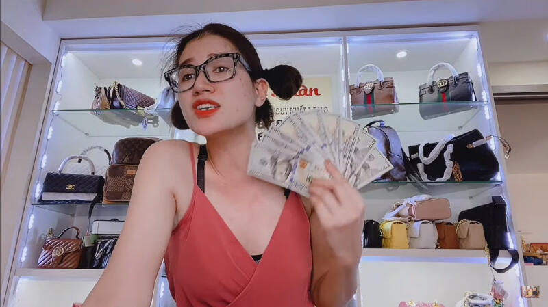 Cựu người mẫu Trang Trần nghi ngờ người gửi 1000 đô cho cô là có âm mưu  (26/11/2021)
