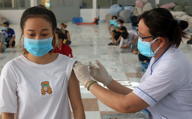 Bốn học sinh ở Bắc Giang bị sốc phản vệ sau khi tiêm vaccine (26/11/2021)