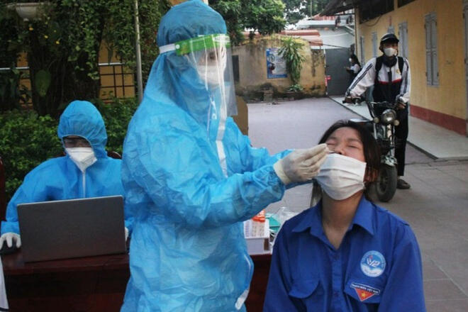 Bốn học sinh ở Bắc Giang bị sốc phản vệ sau khi tiêm vaccine (26/11/2021)