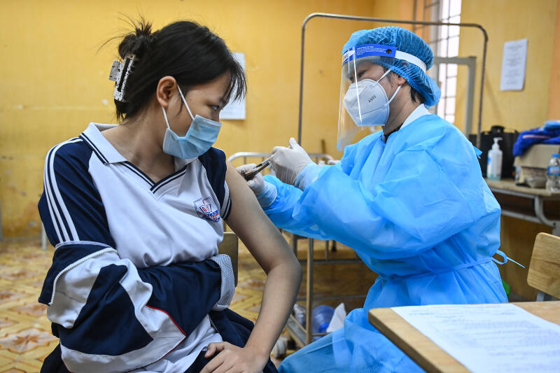 Hà Nội tiêm vaccine Covid 19 cho trẻ lớp 9 vào ngày hôm nay (27/11/2021)