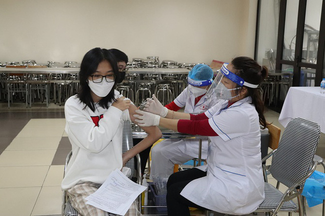 Hà Nội tiêm vaccine Covid 19 cho trẻ lớp 9 vào ngày hôm nay (27/11/2021)