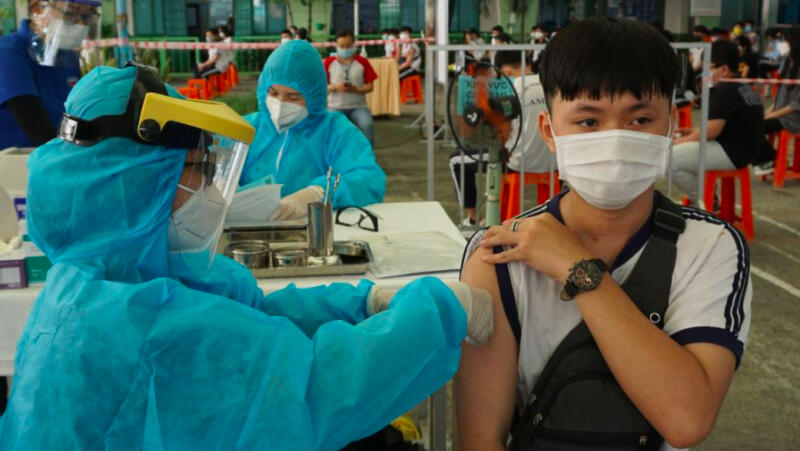 Hà Nội: Hơn 38.000 học sinh lớp 9 đã tiêm vaccine Covid19 (27/11/2021