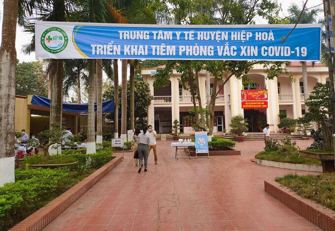 Khẩn cấp truy tìm F0 vượt rào, bỏ trốn khỏi bệnh viện dã chiến trong đêm (1/12/2021)