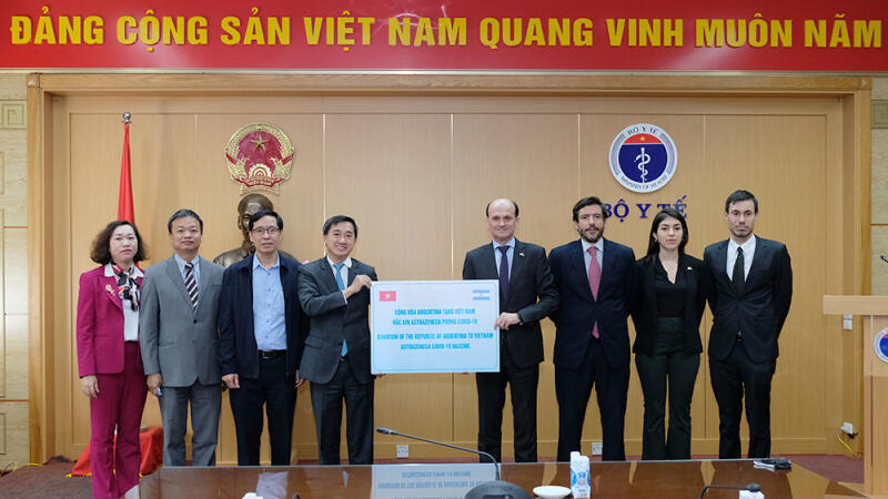 Bộ Y tế tiếp nhận 500.000 liều vaccine Astra Zeneca do Argentina trao tặng (2/12/2021)