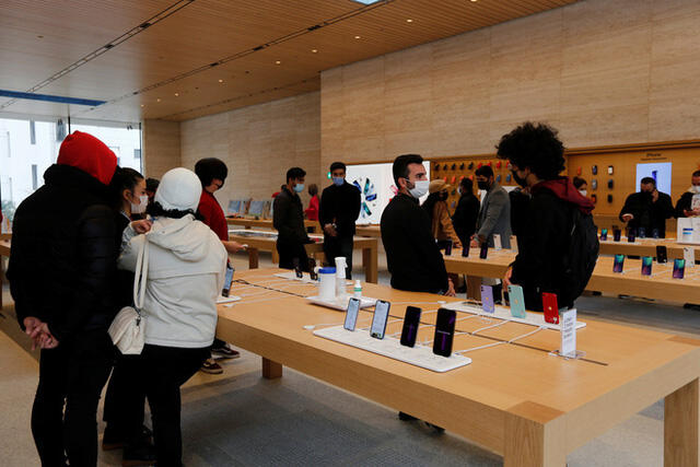 Người dân Thổ Nhĩ Kỳ xếp hàng dài mua iPhone như một khoản đầu tư vì đồng nội tệ giảm mạnh (27/11/2021)
