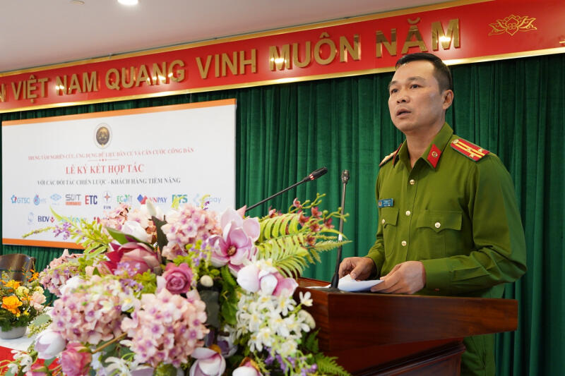 Ký thỏa thuận hợp tác giữa Trung tâm nghiên cứu, ứng dụng dữ liệu dân cư và CCCD với 12 đối tác (1/12/2021)