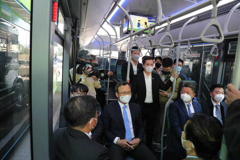 Cận cảnh tuyến buýt điện đầu tiên hoạt động (2/12/2021)