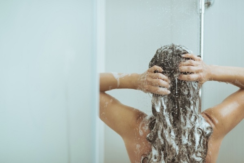 Nên tắm nước ấm trước khi ngủ khoảng 2 tiếng