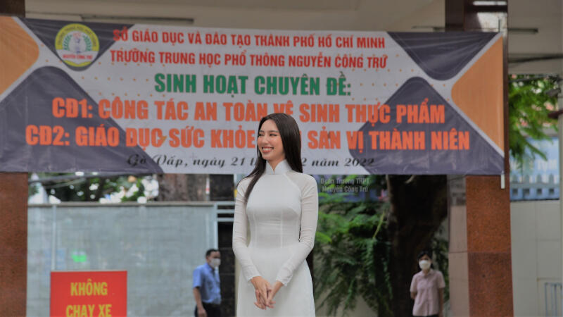 Hoa hậu Thuỳ Tiên giản dị về thăm trường cấp 3