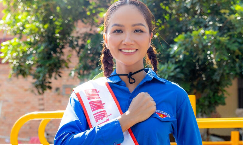 Hoa hậu H’Hen Niê nhận bằng khen “Công dân trẻ tiêu biểu”