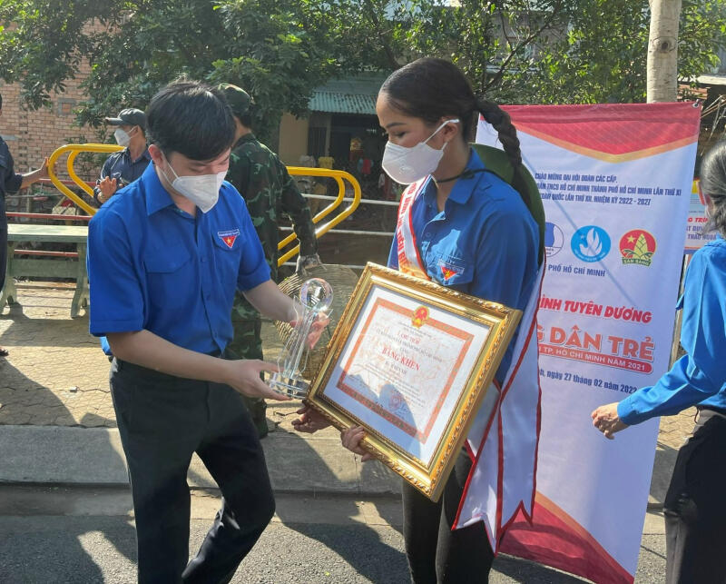 Hoa hậu H’Hen Niê nhận bằng khen “Công dân trẻ tiêu biểu”
